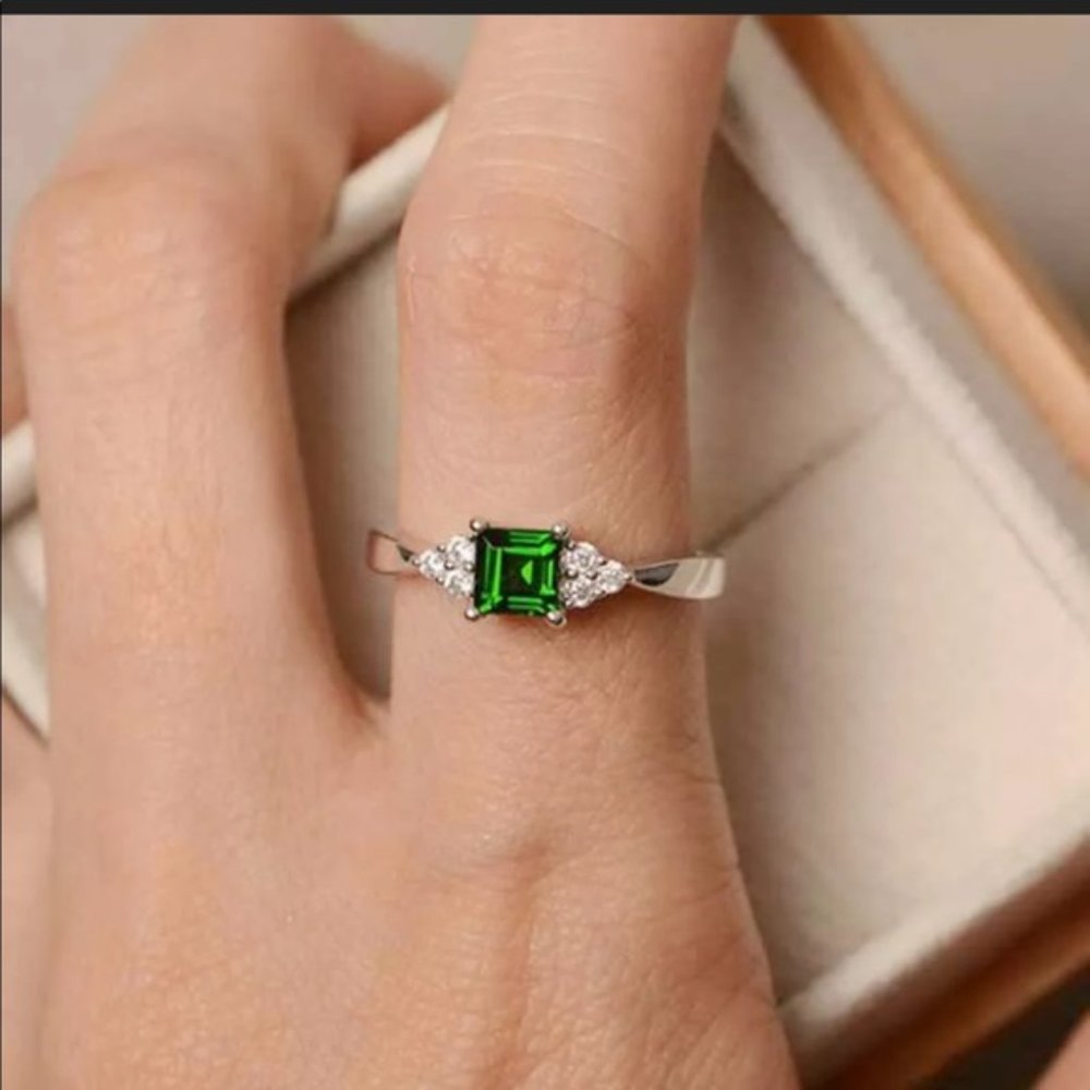 *NEW* 925 Silver Princess Cut Emerald Ring - Picture 4 of 4